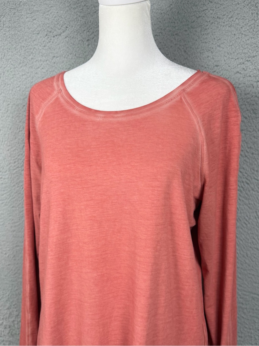 Lululemon Top Womens 8 Coral Faded Long Sleeve Round Neck Athletic Preppy - Picture 2 of 8